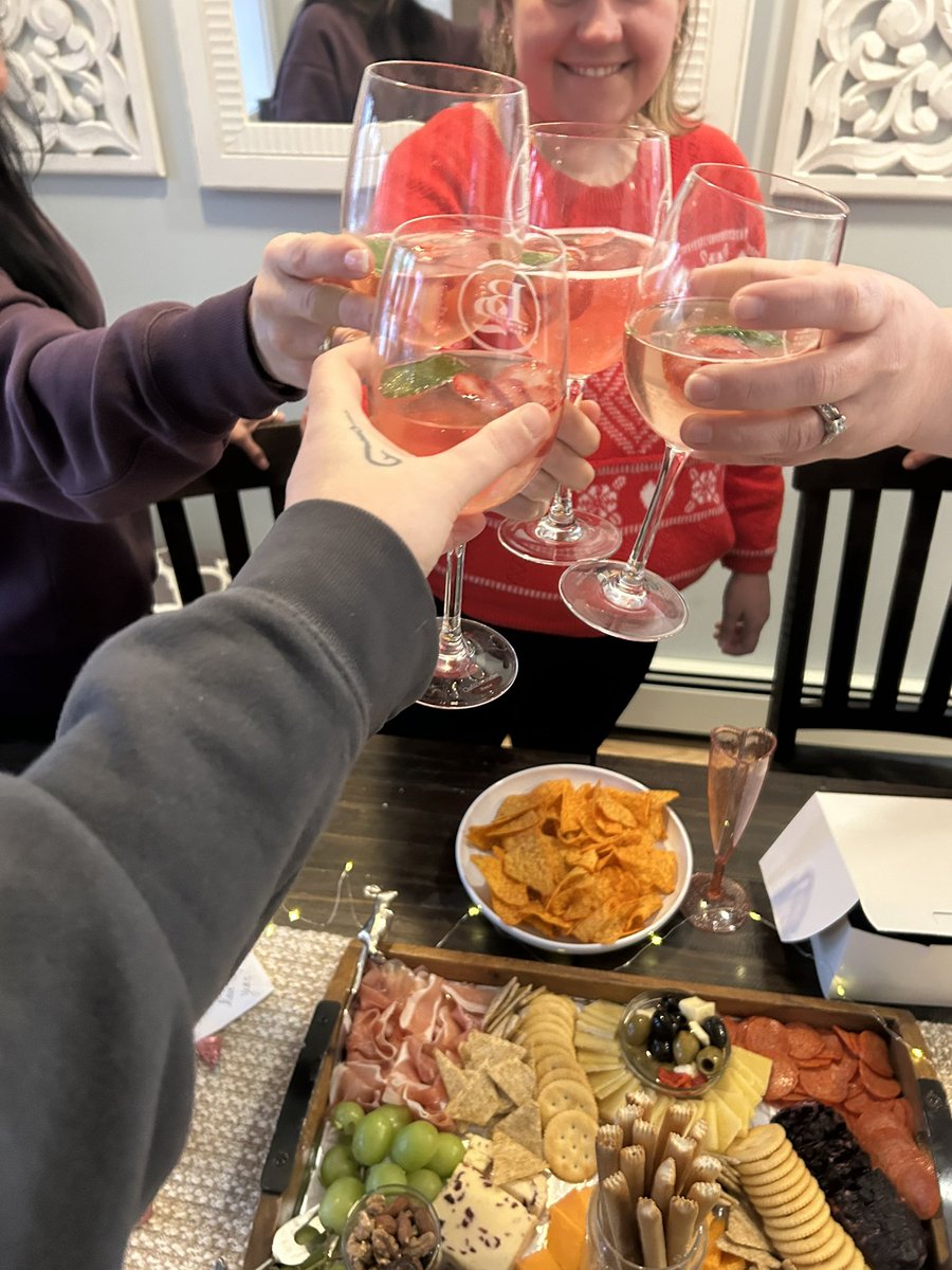 dividedgrlomine's tweet image. #galentinesday was a wonderful success ♥️❤️ the patience, generosity, and kindness my friends show me all comes from love, the most beautiful and fulfilling thing there is ❤️♥️ #femalefriendship