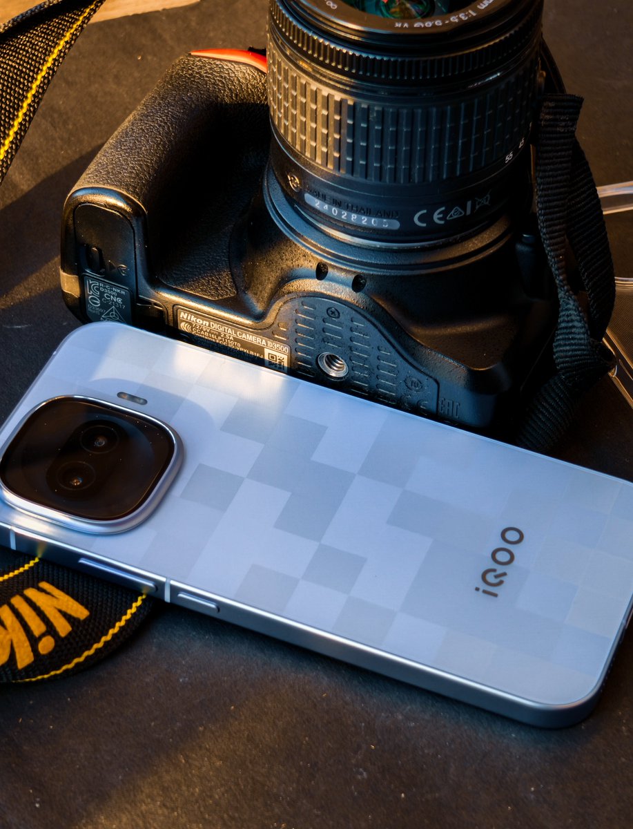 The iQOO 15R's Triumph Silver colour looks nice to me.

However, it may depend on your choice, but the comfort of the phone is surely one of the best in the segment.

It's more of a perfect fit at 6.59 inches, not compact or large, that's also one of the taglines of this device.