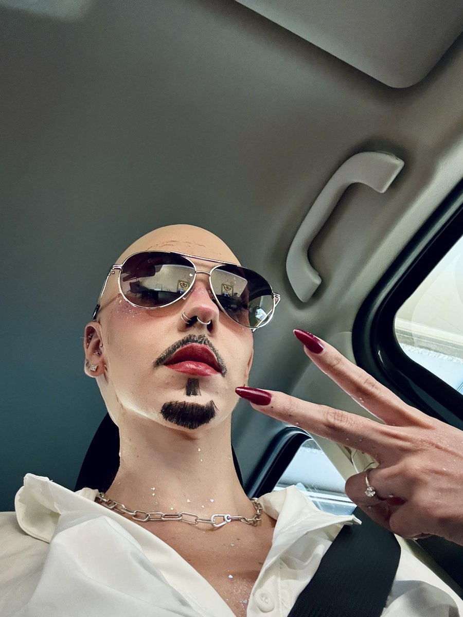 imfckingspock's tweet photo. Apenas o carnaval proporciona o ambiente propício pra sair na rua de Pitbull cunty 💅🏻✨ https://t.co/x0U7BVV03w