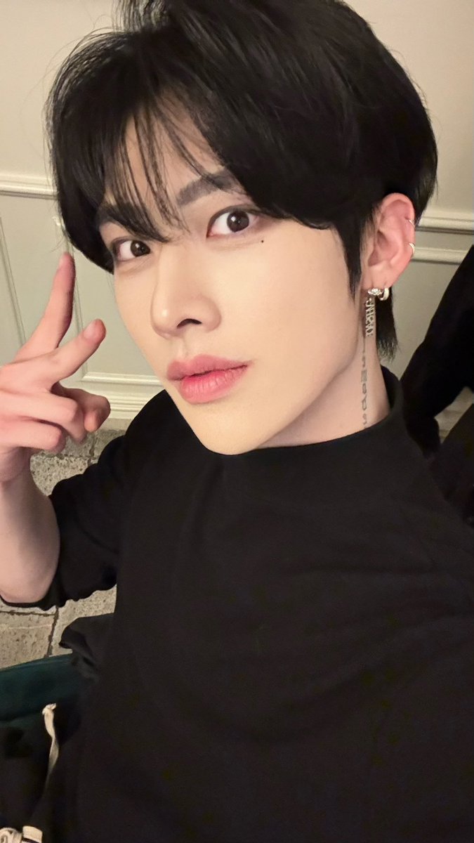 🐱 happy valentine
🐱 ไม่ใช่สินะ
🐱 white chocolate day รึเปล่า?
🐱 ยังไงก็เถอะ
🐱 ❤️
🐱 *แนบรูปตัวเอง* นี่ไง~
🐱 ช็อคโกแลตของเธอ
🐱 ฮิฮิ

/ถ้านี่ไม่ใช่ของขวัญวาเลนไทน์ที่เริ่ดที่สุด