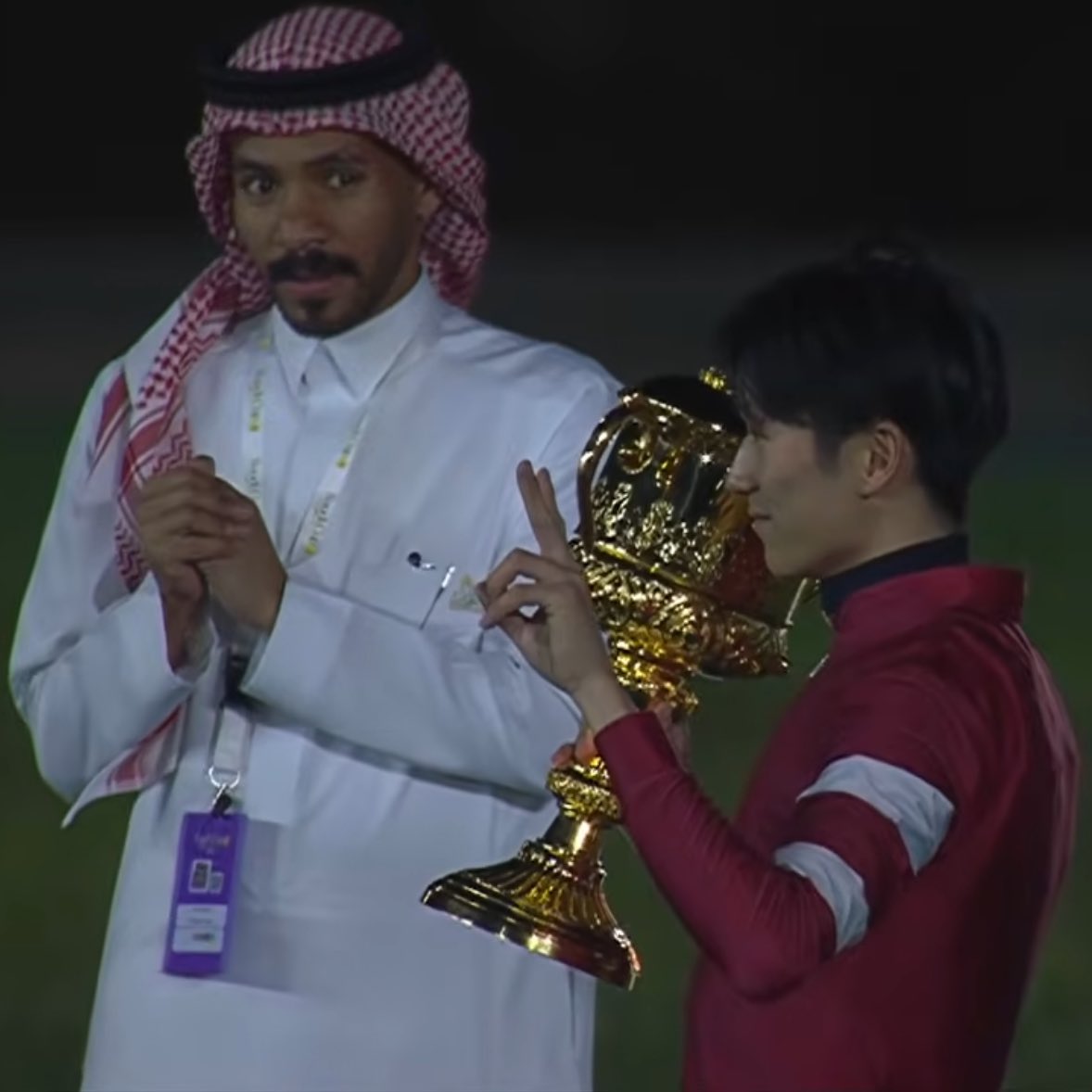 坂井瑠星騎手が優勝カップにキスして2連覇のピースしてるのを、「え…ヤバ…尊い…」みたいに見てるサウジアラビアの人すき
#サウジカップ