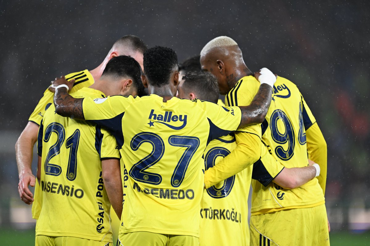 5 - Trabzonspor ile oynadığı son beş Süper Lig maçını kazanan Fenerbahçe, bu rekabette Aralık 2002-Nisan 2005 arasındaki süreçten bu yana ilk kez üst üste beş galibiyet aldı. Kanarya.