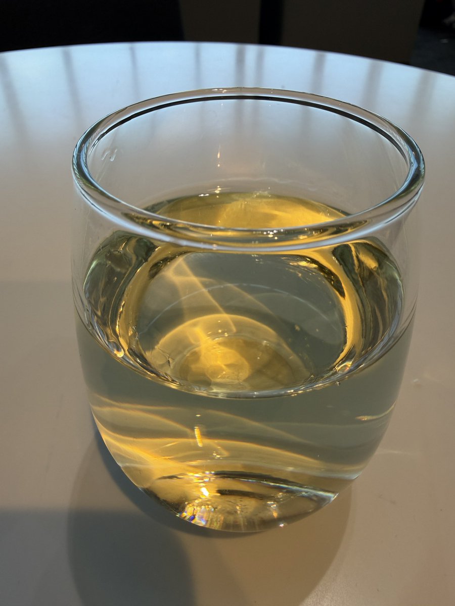 Wein in der Lounge und NYC im Hintergrund, bevor es später weiter nach Phoenix geht (wenn es nicht ein Business Trip wäre es natürlich noch viel besser)