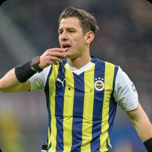 Halil Umut Meler 
90 dk konuşmamak için zor tutuyorum kendimi bende sarı kart yerim diye susuyorum şimdilik