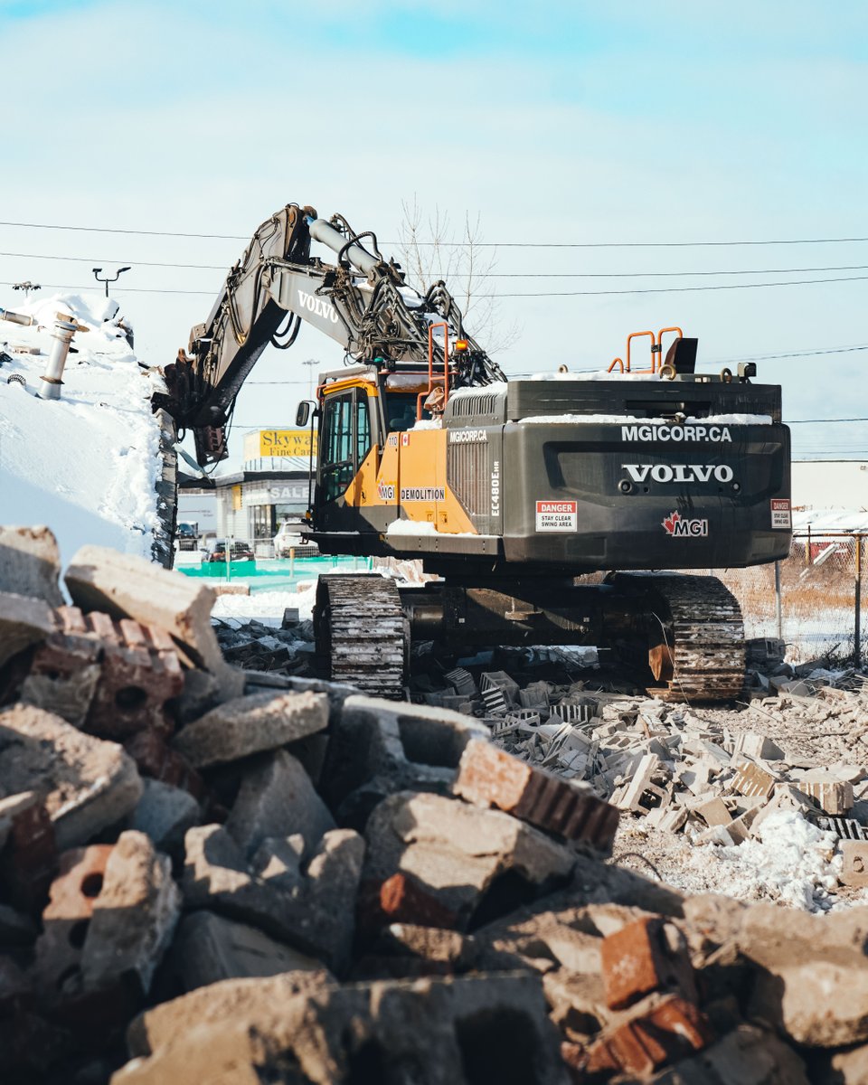 — Roof today, rubble tomorrow

#demolition #construction #heavyduty #mgiconstruction #build #heavyequipment #constructinghistory #mgicorp #remodling #demolitionday