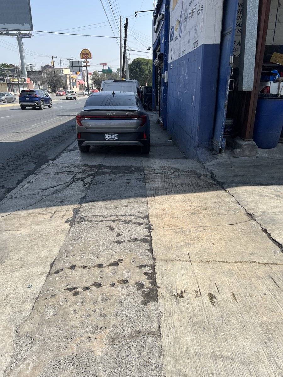 creyna17's tweet photo. @samuel_garcias @municipiodegpe @gobierno @mtygob  así tiene que caminar uno por las calles de Monterrey, Avenida Chapultepec y Valle de Guadalupe.Col Valle de Chapultepec, todos los días es lo mismo, hoy vi una patrulla y me ignoraron, la avenida “mundialista” https://t.co/PWhDHuIxIa