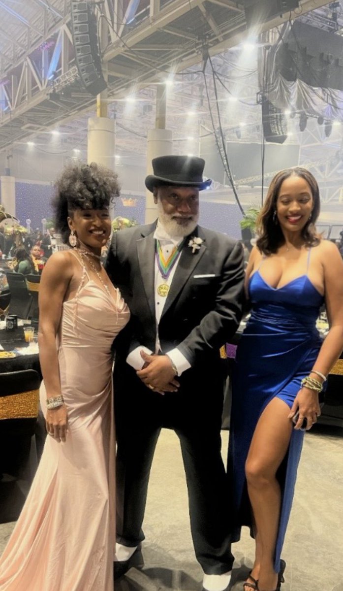 SHAYOCONNORNEWS's tweet photo. #ZuluBall26 felt great, yall! #TeamNoSleep til Sunday night!💜💚💛 Yall think I can pull it off? 😩😂 Next up, #Nomtoc parade, https://t.co/hqz40cojXu🫶🏽 https://t.co/acq3D7u7m8