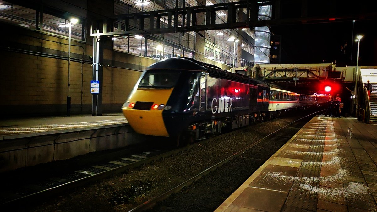 bennylocks95's tweet image. 5J26 1322 Toton T.M.D. to Bury East Lancs Railway 43025 ( exeter ) intercity swallow - 43060 ( Heaton 125 ) GNER passing Manchester Victoria 13.2.26 #HST #class43 #intercity125 #photos #Video #GNER #station #manchestervictoria