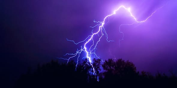 Umugabo w’imyaka 27 wo muri <a href="/RutsiroDistrict/">Rutsiro District</a> yishwe n’inkuba, uwo bari kumwe agwa igihumure.
<a href="/RwandaEmergency/">Ministry in charge of Emergency Management</a> itangaza ko kuva mu 2016, inkuba zimaze guhitana abarenga 560, abarenga 1500 barakomereka, zica amatungo arenga 800.
Ahahurira abantu benshi hakwiye imirindankuba ikora.