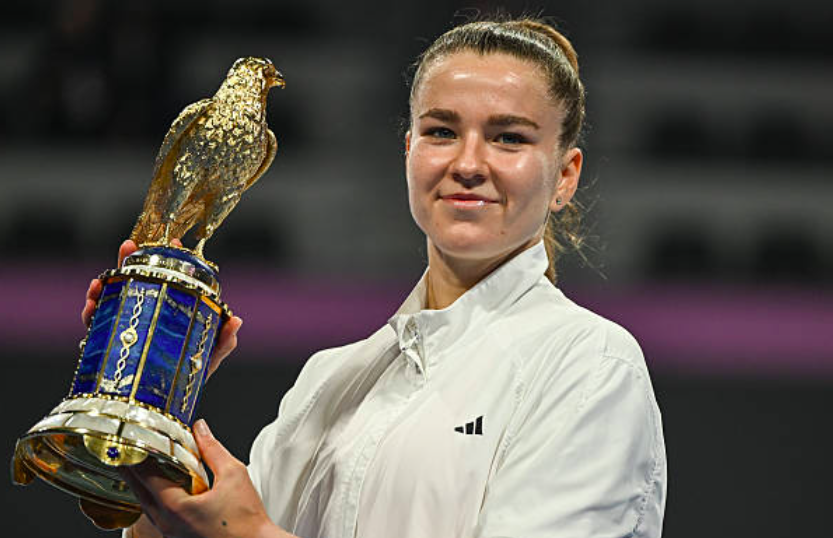 Hay jugadoras que caen bien a todo el mundo. Karolina Muchova es una de ellas. 

Ganó su primer título en 2019.
HOY ha levantado el segundo.
Eso sí, no uno cualquiera.

🏆 CAMPEONA DEL W1000 DE DOHA 🏆

Sin lesiones, talento de sobra para tener butaca VIP en el top10.