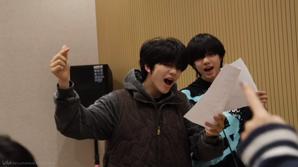 rainbow_24zzz's tweet photo. 哎张函瑞你总是这样！每次都侧着身子恨不得把自己整个人都贴在旁边的人身上！张函瑞能不能不要在别的男生身边喵喵咪咪的万一被肘纳森这种坏男孩骗到了怎么办！ https://t.co/MlUeR2oBdd