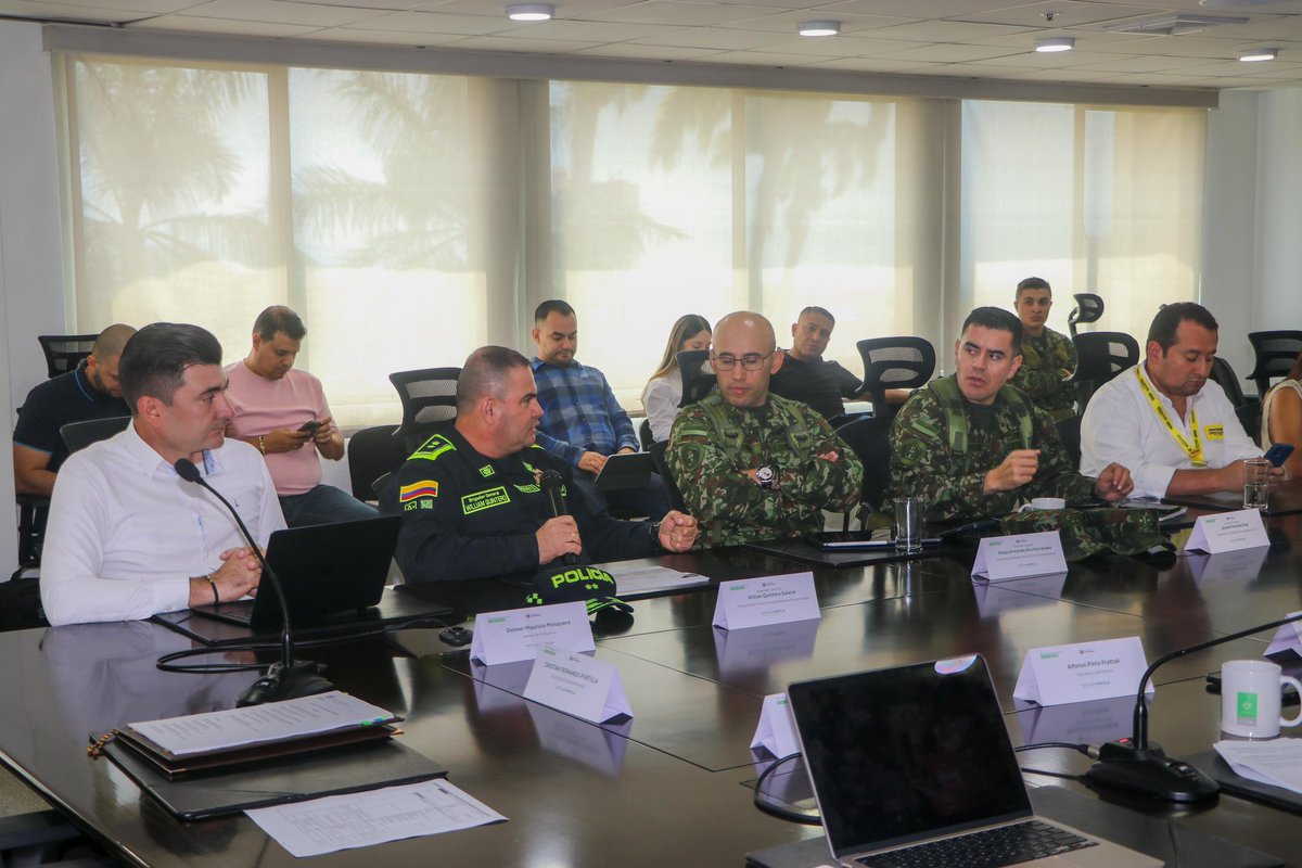 En Consejo de Seguridad extraordinario le he pedido a nuestra <a href="/PoliciaBmanga/">Policía Metropolitana de Bucaramanga</a> duplicar las acciones en los barrios para proteger a los ciudadanos y perseguir a los bandidos. 

Todos los operativos sorpresa en semáforos y vías principales se reforzarán.