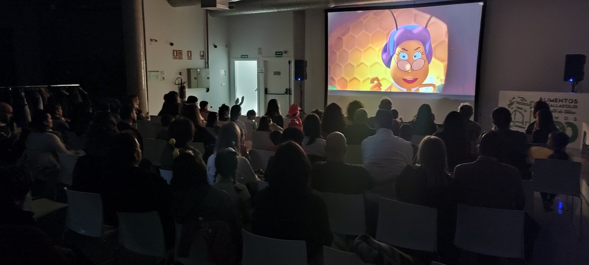 🎬🍯 Tarde de cine en el III Salón de la Miel (Q-Bo).
Los peques disfrutaron con La Abeja Maya 🐝✨
Gracias a las familias, a los niños disfrazados y a la Diputación de Valladolid por confiar en Dualia.