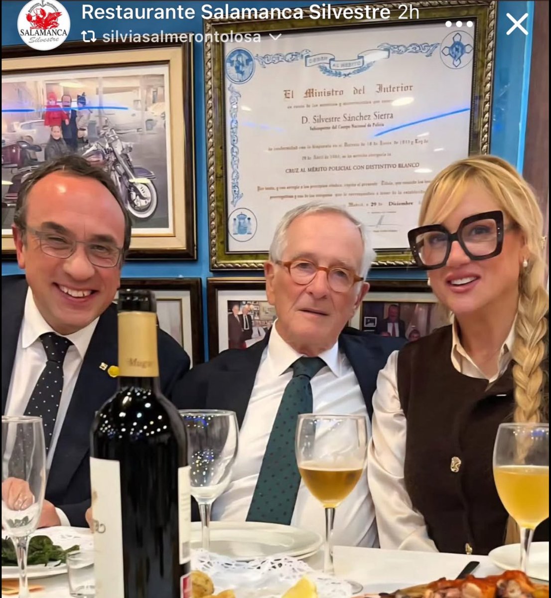 ¿ Qué extraño y paranormal fenómeno de inversión espacio- temporal se ha producido en la Casa de Andalucía en Barcelona? ¿ Han nombrado presidenta de su asociación a una secretaria del concurso de la tele 1, 2, 3 ? 

* Cuando vi la foto me tuve que frotar los ojos varias veces