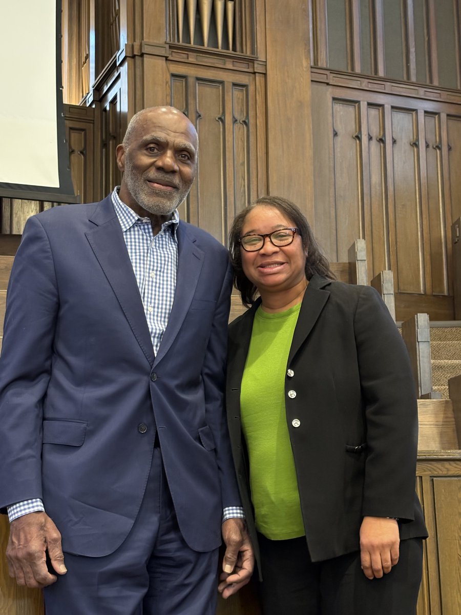 CarletonDOS's tweet image. It’s hard to imagine how lucky I have been the last couple of days ⁦at ⁦@CarletonCollege⁩ spending time with Retired Minnesota Supreme Court Justice and NFL⁩ Hall of Famer Alan Page. With gratitude for his thoughtfulness, care, and commitment to equality.