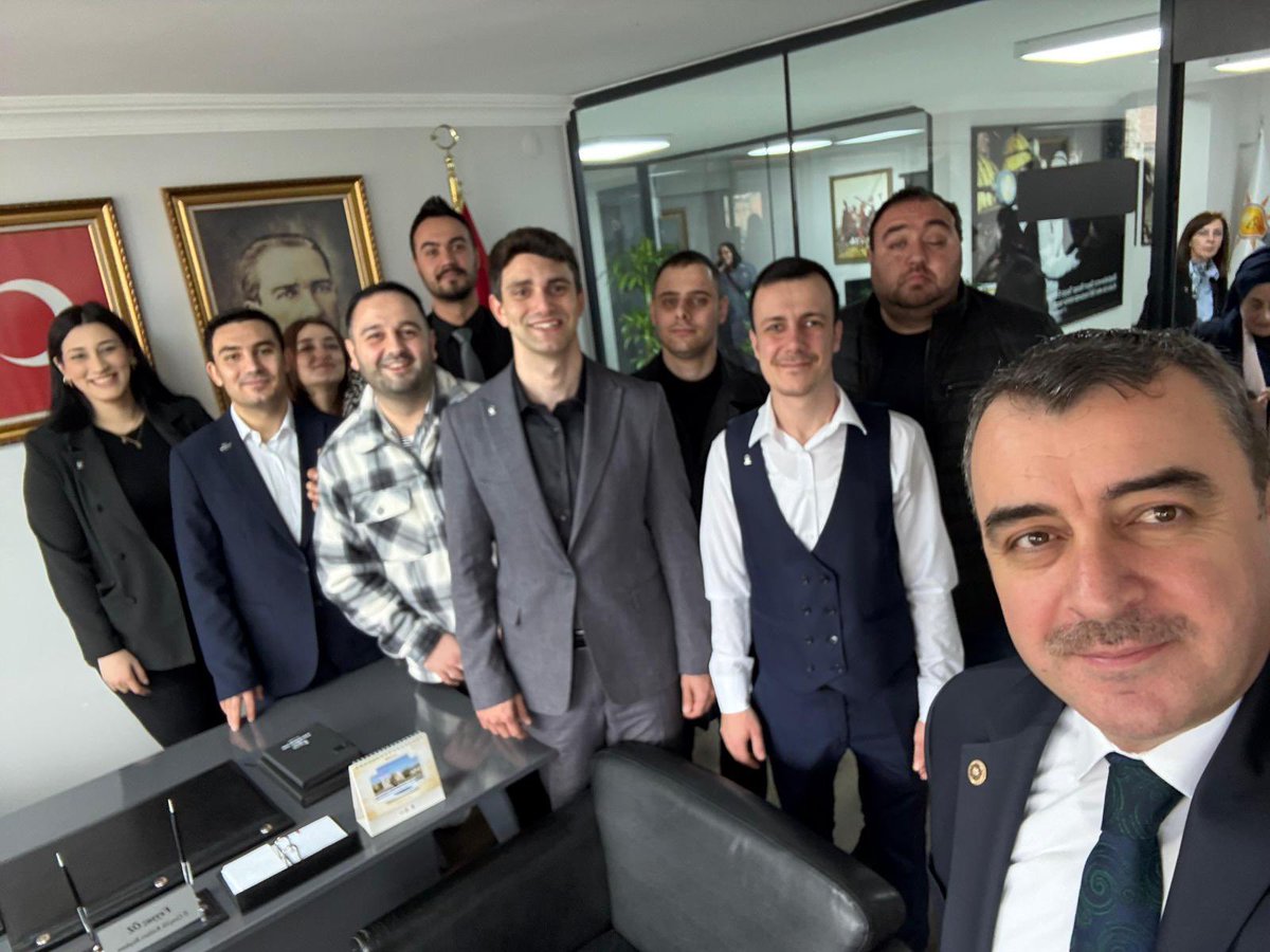 Dünkü programımız kapsamında, Genel Merkez Teşkilat Başkan Yardımcımız ve Zonguldak Milletvekilimiz Ahmet Çolakoğlu ile bir araya gelerek Gençlik Kolları Odamızda güzel bir anı paylaştık.

Nazik ziyaretleri ve samimi sohbetleri için kendilerine teşekkür ediyor, çalışmalarında