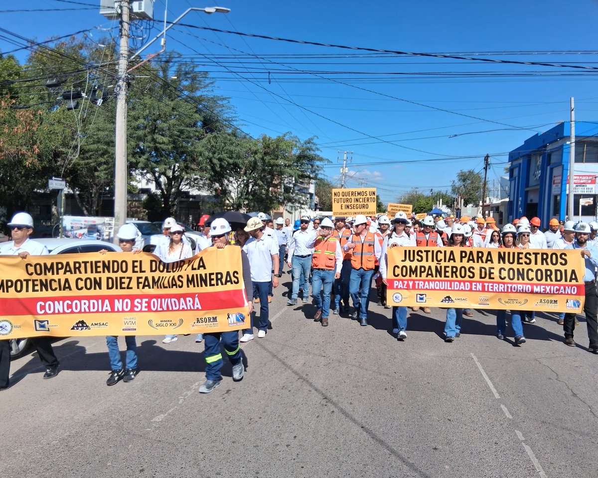 Integrantes del sector minero, junto a amigos y familiares de los mineros fallecidos en Concordia, Sinaloa, realizan marcha pacífica esta mañana por calles de Hermosillo 🪧⛏️

📸 Carlos Villalba