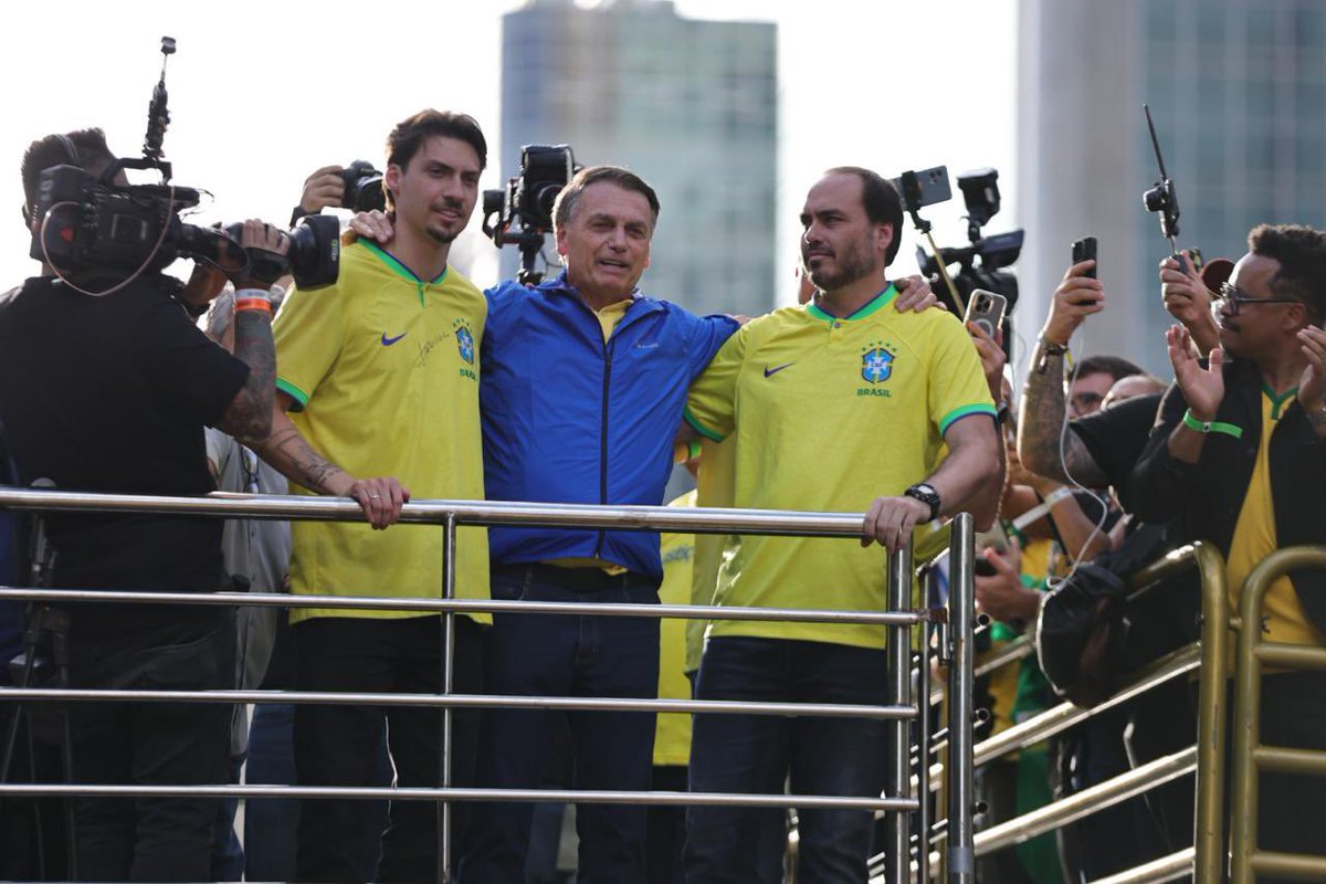 Hoje visitei meu pai, que está preso injustamente há mais de seis meses e ver a força dele de perto é algo impressionante.

Mesmo enfrentando problemas sérios de saúde, como os soluços constantes e os riscos durante o sono que exigem cuidado permanente, ele segue muito firme.