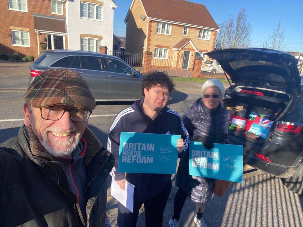 ReformDaily_'s tweet photo. 🇬🇧 Reform Thurrock members out & about today in Chafford Hundred and West Thurrock
“A big thank you to Peggy, Kelly, Steven, Alan & George”
#ReformUK #Thurrock #CommunityCampaign https://t.co/KvKbyrMJvi