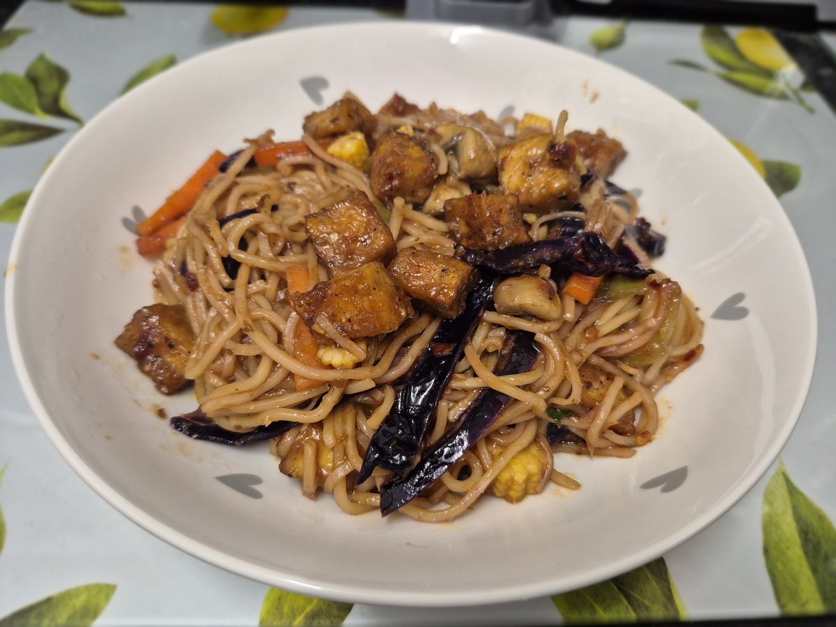 FearOfTheDuck74's tweet image. What better day to send noods than today right 🤣🍜❤️🌱 I'll be setting up my "Only Pans" soon so form an orderly queue 🤣🤣😂 ahem🤭
#noodles #tofuchowmein #veganfoodshare #whatveganseat #noods
