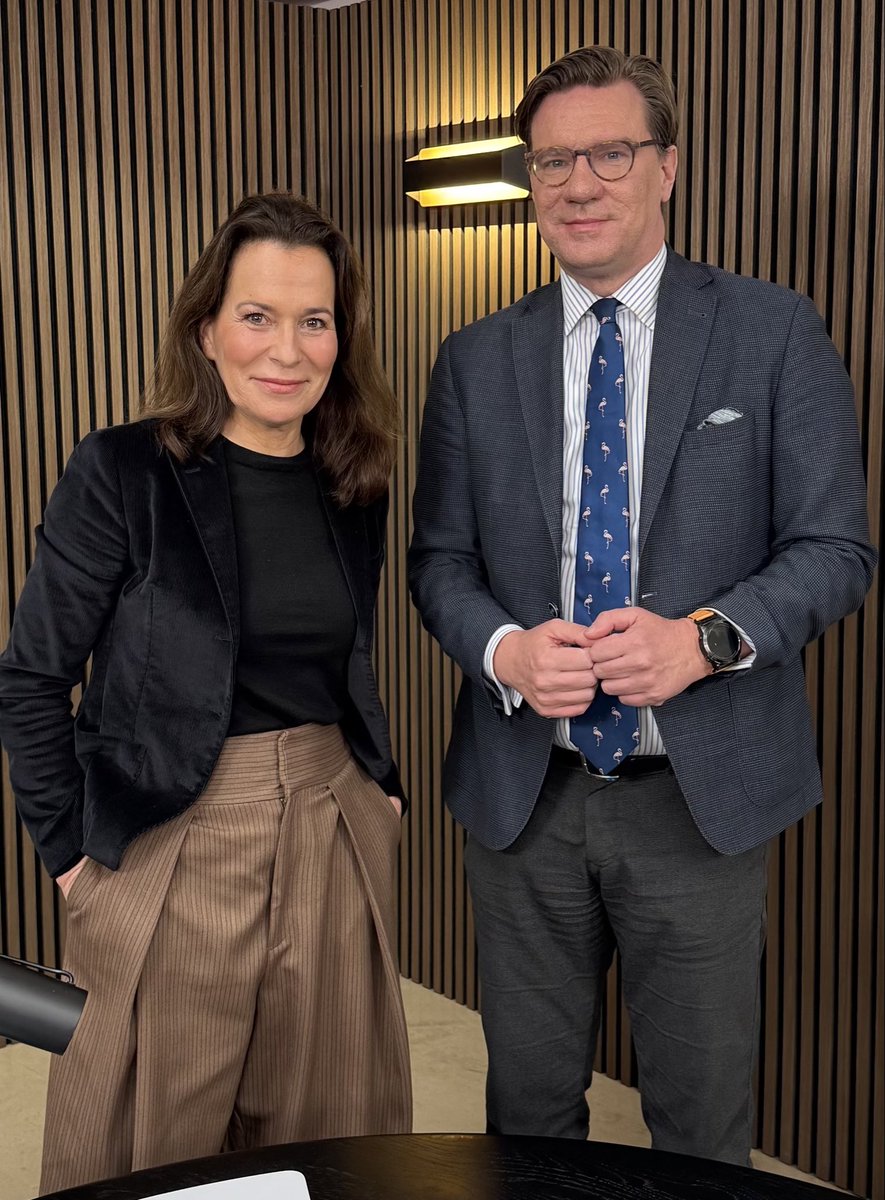 Bin auf dem Rückweg von der #MSC2026 + besorgter über die sog transatlant. "Partnerschaft" denn je. Wie sich die Standing Ovations nach der mit finsteren kulturkämpferischen #MAGA-Codes gespickten #Rubio-Rede erklären? Toxisch. Spätestens morgen früh: Neue Folge mit <a href="/nicolange_/">Nico Lange</a>