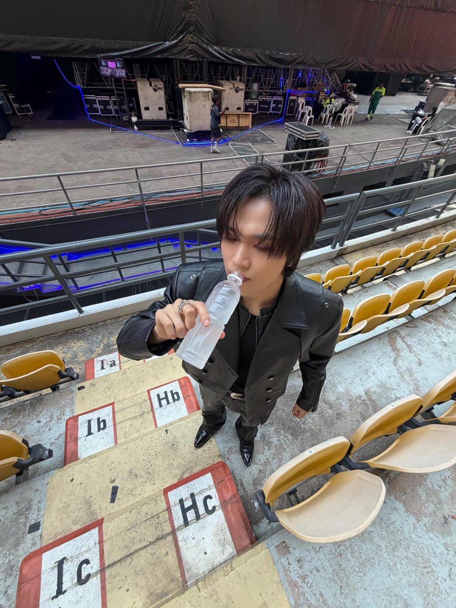 bisouslee's tweet photo. Hc 찾아가서 찍은거 너무 웃기고 커여운 짓이라 웃음을 참을 수 없.. https://t.co/QdyOJhvQzH