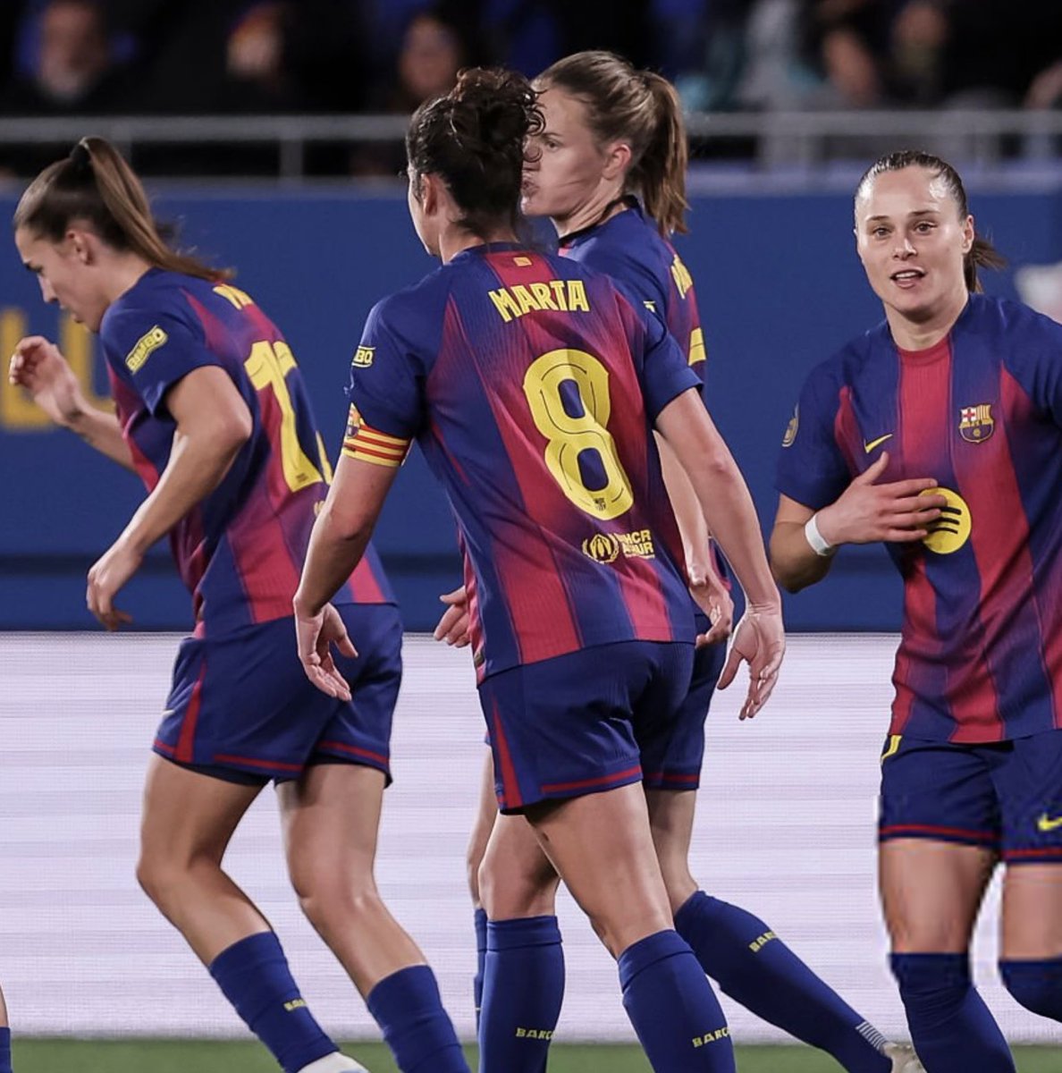 BarcaFem's tweet image. ❤️‍🩹 Alexia Putellas handed the captain’s armband to Marta Torrejón as a gesture of support.