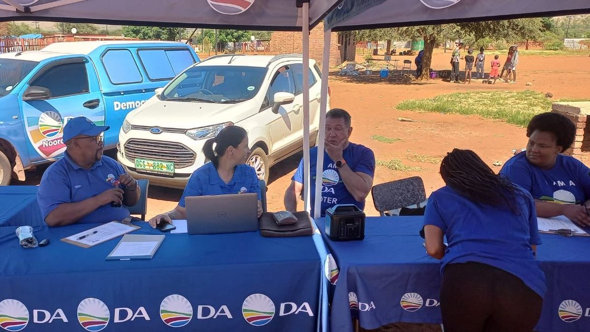 DA_NCape's tweet image. 🗳️Register to have your say in the 2026 Local Government Election!

If your name is not on the voters’ roll or your details are not up to date, you will be turned away on election day.🛑

The DA has been helping voters to register in Olifantshoek. 
 
#RegisterToVoteDA #DAatWork
