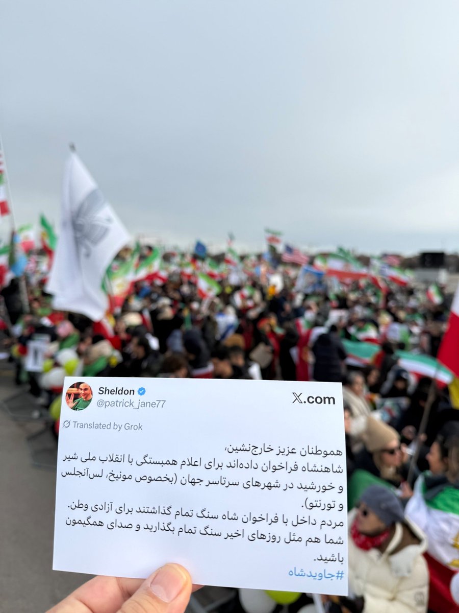 یک دوست عزیزی این عکس رو برام فرستاده و نوشته "جاتو خالی کردم❤✌"
واقعا نمیدونم چطور تشکر کنم. نه فقط از این دوست و محبتش. از همگیتون.
نمیدونید چقدر دلگرم‌کننده‌ست دیدن چهره‌ها و جمعیت و شعارهاتون.
فریادی که در خیابان‌های ایران زدیم و با گلوله و قطعی اینترنت در گلوهامون خفه شد