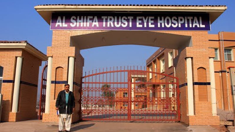 تمام ٹی وی چینل کے رپورٹر اور DSNGs الشفاء ہسپتال پہنچ رہے ہیں!
کیا حکومت اور اسٹبلشمنٹ چاہیے گی کہ خان کے علاج پر کرکٹ والی کمنٹری ہو ؟ 
خان کی کوئی تصویر جاری ہو ؟ 
پورے ملک کو الشفاء پر لگا کر کسی اور ہسپتال بھی منتقل کیا جا سکتا ہے 
بہرحال اس وقت پردے کے پیچھے بہت کچھ چل رہا