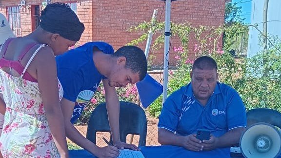 DA_NCape's tweet image. EVERY VOTE COUNTS ➕
 
🫵With your vote, you have the power to change the future of your town.

The DA hosted a registration table in #Wrenchville  today.💙

Get help registering to vote at:  check.da.org.za

#NorthernCapeDA #RegisterToVoteDA