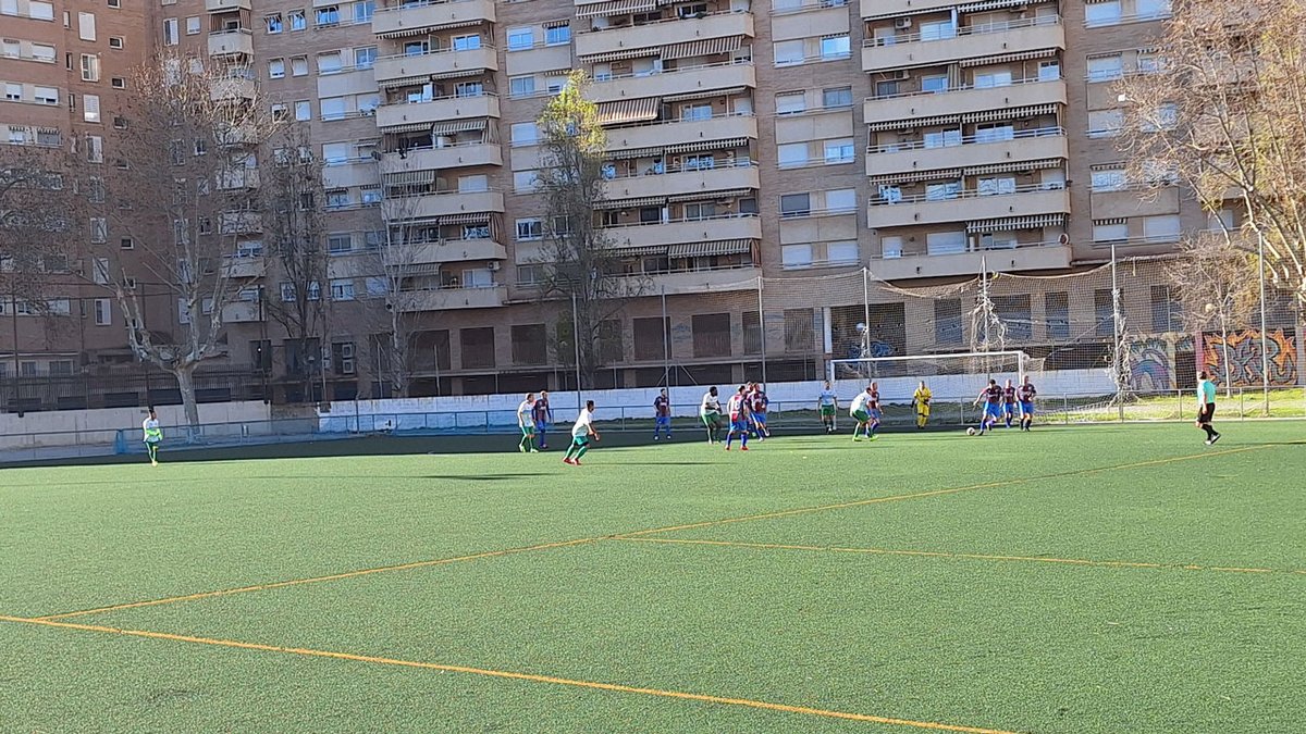 Avui hem jugat el partit ajornat pel temporal d'aigua de desembre. La precipitació i el saber fer del rival ens torna a aigualir el dia. Endavant! ⚪️🟢
Sants, 1 - Júpiter, 2