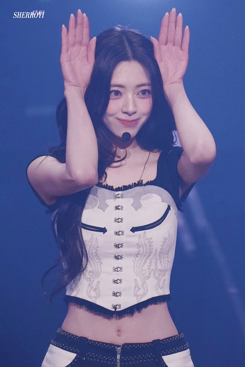 260214

넘 예뿌🐰
#YUNA #유나
#ITZY #있지