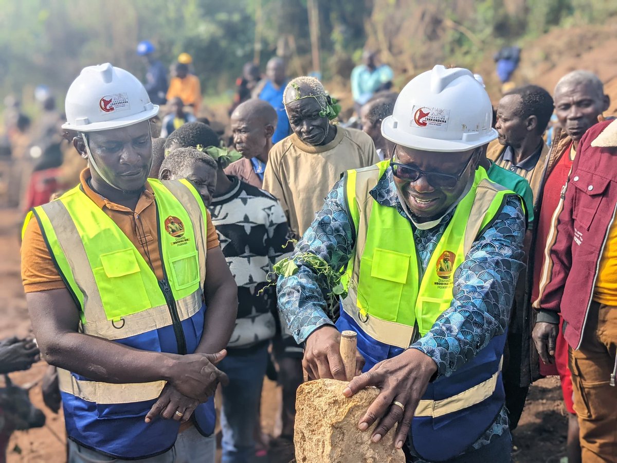 🛑⛔ Irumu, le député national Pitchout Iribi Mbodina a lancé les travaux de construction du pont reliant Avenyuma et Olongmba, dans le groupement Baviba, chefferie de Walendu Bindi, une infrastructure attendue depuis plusieurs années par les habitants.
<a href="/AssembleeNatRDC/">Assemblée nationale 🇨🇩</a>