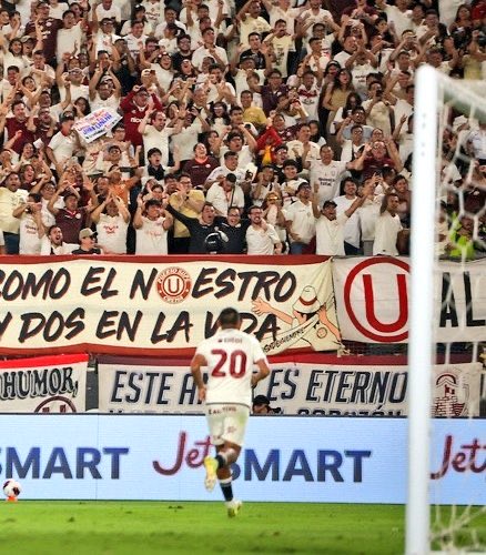 Se juntó la banderola con el dorso de Alex “Nazario” Valera para crear la frase…

“Este 20 es eterno” 

#YDaleU