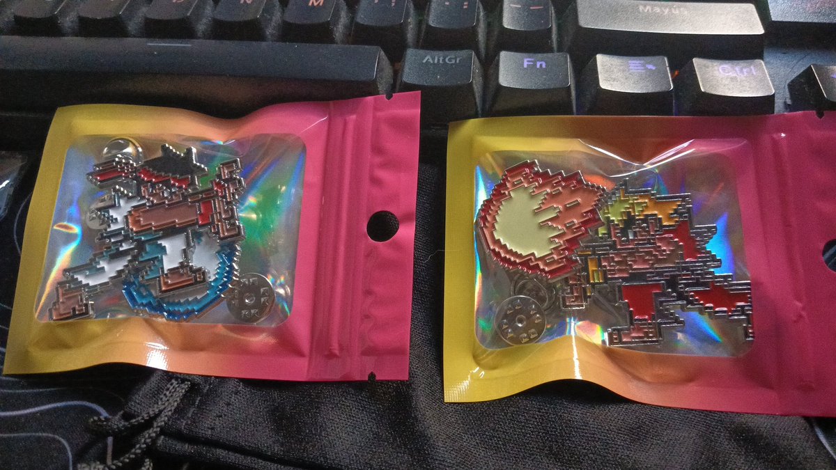 Para la señora que me vendió los pines de Ryu y Ken, entiendo que puedes ver a un rubio con ropa roja y pensar que el es el que lanza el Shaku, pero en realidad es Ryu el que lanza el Shaku 🤓☝️