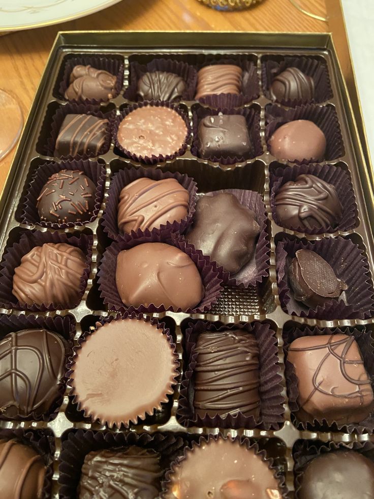 First_Herald's tweet photo. @succubusmother 

Lilith, prepare unos chocolates, toma 

- el escudero había preparado chocolate para la contraria y se lo estaba entregando, pudiéndose notar que no sabía que más decir y más sobre el tipo de día que es por lo que simplemente decidió ser directo - https://t.co/gzqA2AYX5U