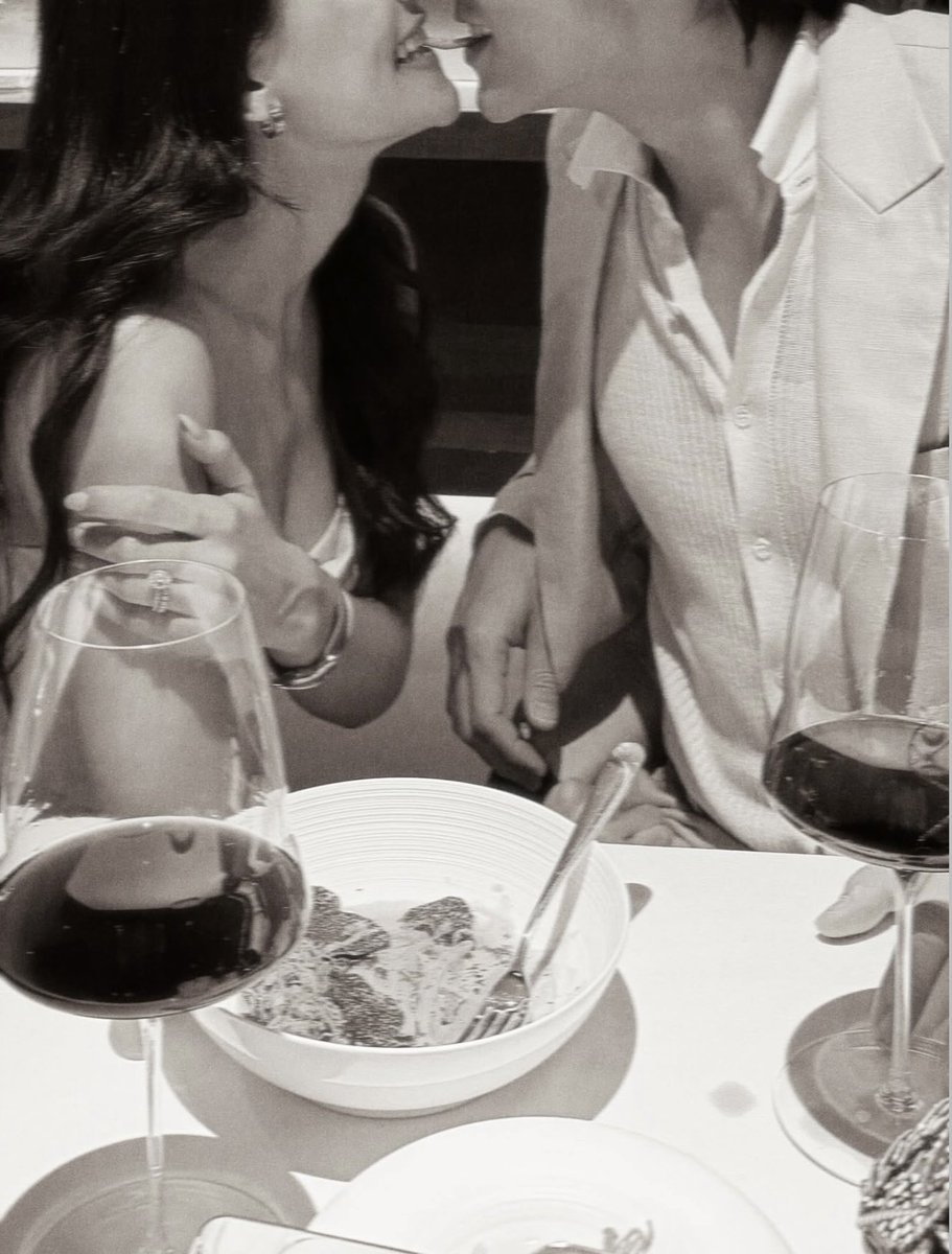 perllepoy's tweet image. สมมงหมาก ปริญ คนที่รักและหลงเมียที่สุดในโลกกกก  เออแต่จะไม่ให้ฮีหลงได้ไง นี่เห็นรูปคบลหันหลังคือลมจับ เขิน มีอาการ หุ่นชีโซ๊ะ ดูก็รู้ว่าทั้งสวยทั้งแซ่บ 🫠♥️🫣♥️