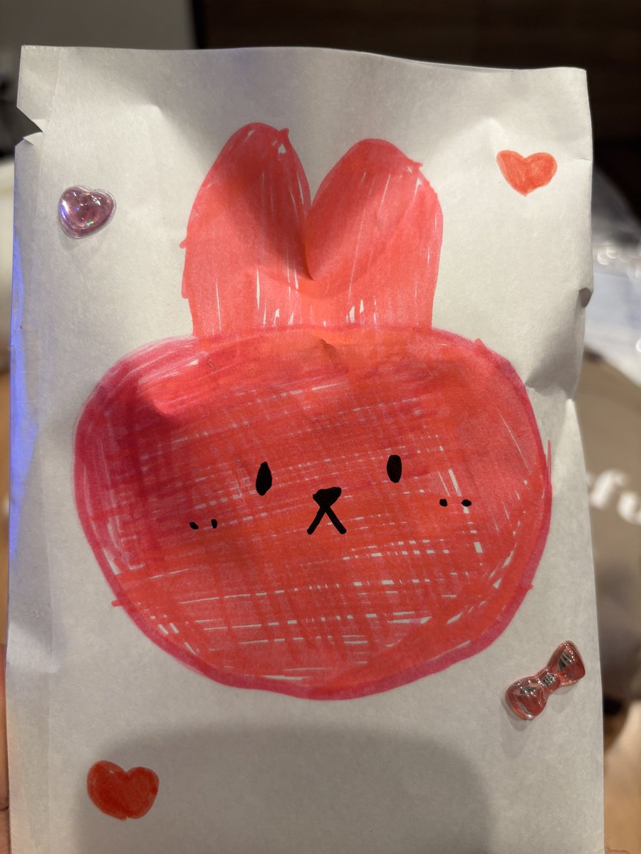 バレンタインで娘がくれた果汁グミ入り自作紙袋に書いてある昔から描いてた自作キャラ「うぴ」がかわいくて好き