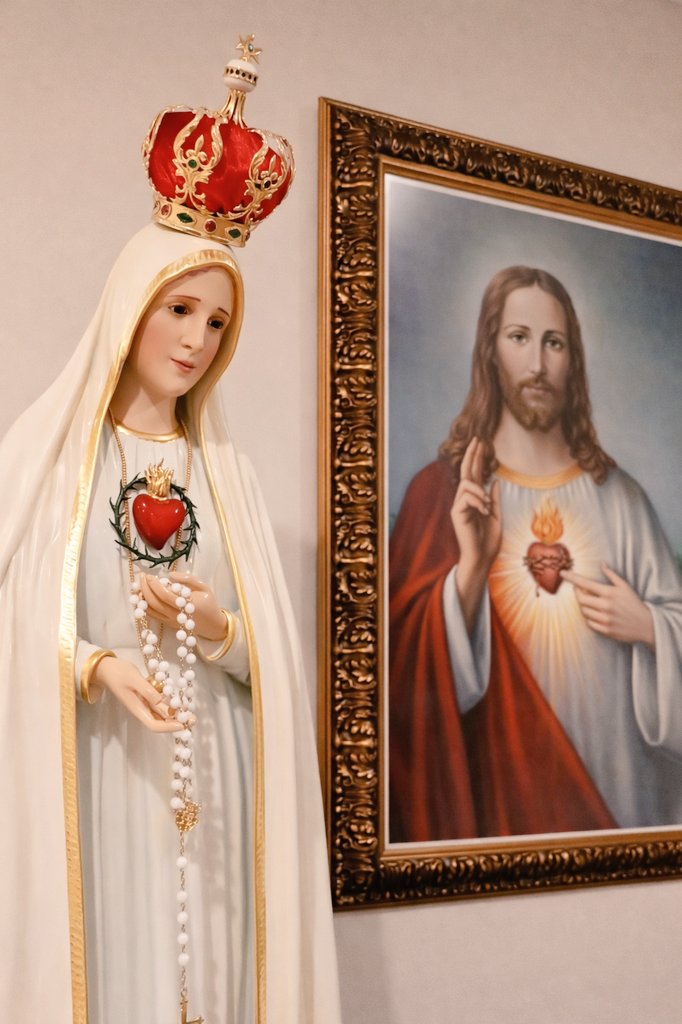 Bendita sea tu pureza y eternamente lo sea, pues todo un Dios se recrea en tan graciosa belleza. A Ti, celestial Princesa, Virgen Sagrada María, yo te ofrezco en este día alma, vida y corazón. Mírame con compasión, no me dejes, Madre mía. Y dame tu santa bendición, a todas horas