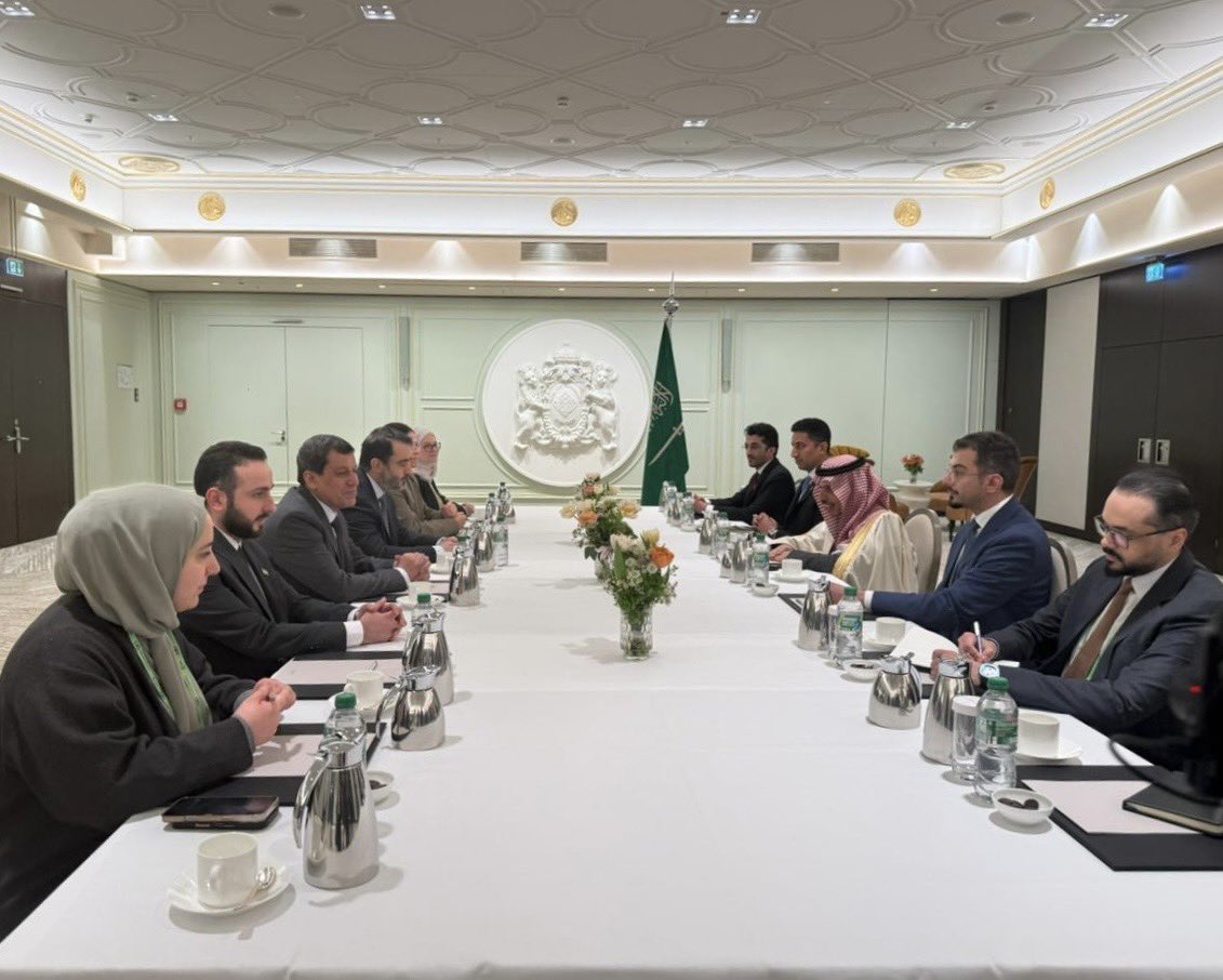SDF_Syria's tweet photo. ضمن مشاركة الوفد السوري في مؤتمر ميونخ للأمن 2026 بمدينة ميونخ، عُقد لقاء مشترك مع سمو وزير الخارجية السعودي الأمير فيصل بن فرحان بن عبد الله، بمشاركة القائد العام لقواتنا مظلوم عبدي.

وأكدت السعودية خلال اللقاء استعدادها للمساهمة في جميع النقاط التي يتوافق عليها السوريون، ودعمها لمسار الاندماج الوطني وتطبيق اتفاقية 29 كانون الثاني.

من جانبه، أعرب القائد العام عن شكره وتقديره لدور المملكة في دعم سوريا منذ اليوم الأول، ومساندتها لجهود رف�� العقوبات، وتيسير مسار الاتفاق.