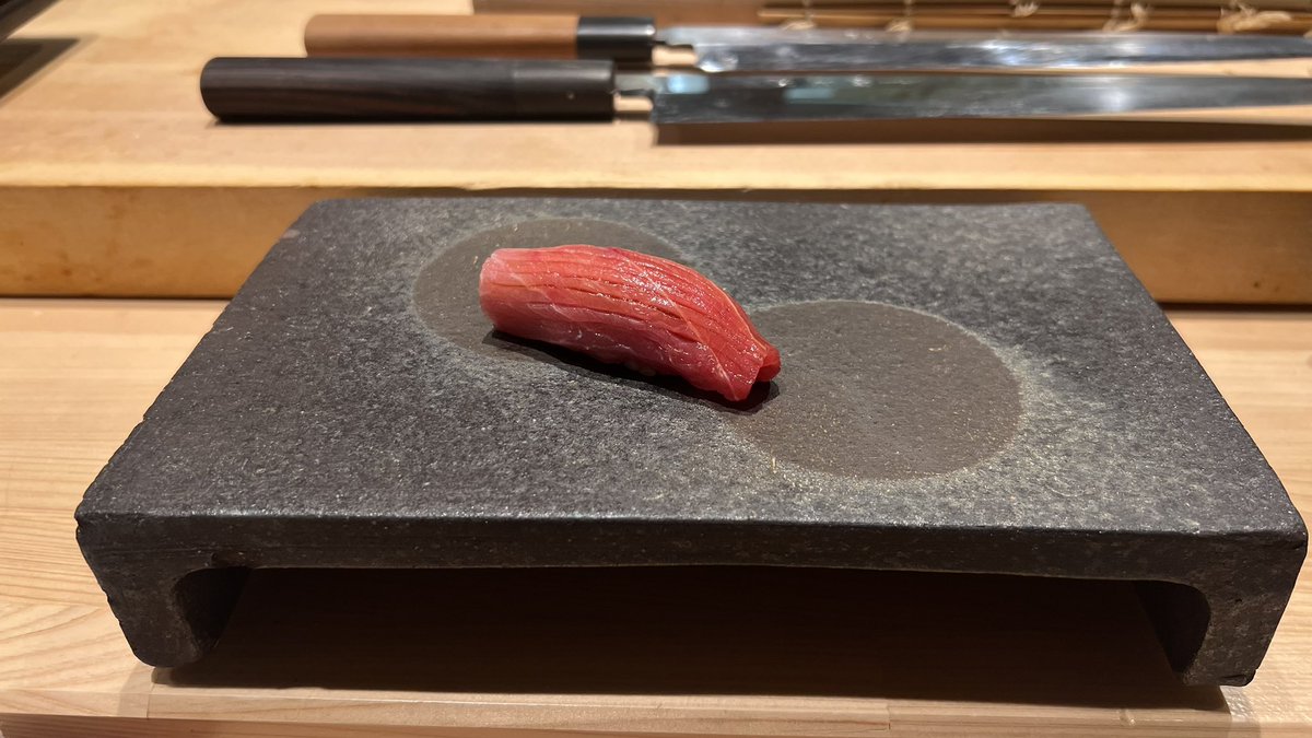 kiplus's tweet image. 昨日誕生日だったので妻が”SNSに一貫ずつ寿司を載せる男”やらせてくれました(地味に人生初)、ありがとう！！