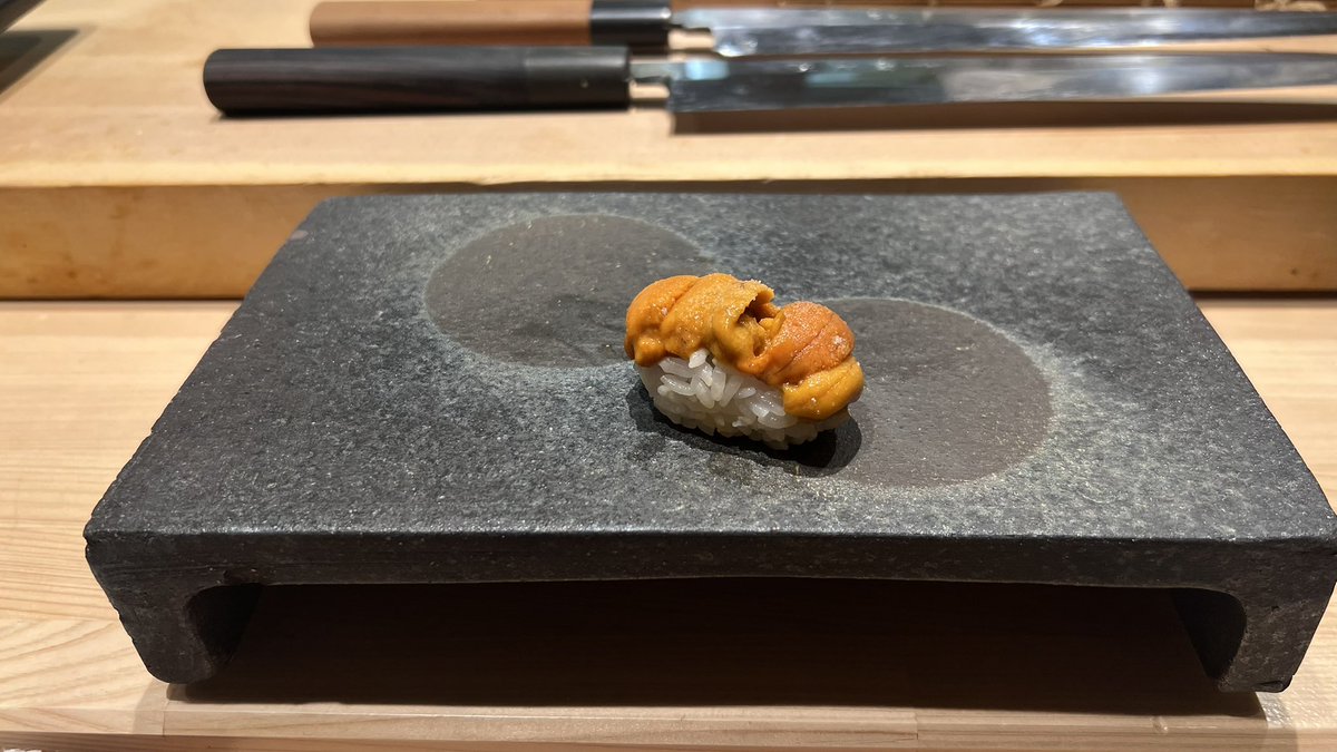 kiplus's tweet image. 昨日誕生日だったので妻が”SNSに一貫ずつ寿司を載せる男”やらせてくれました(地味に人生初)、ありがとう！！