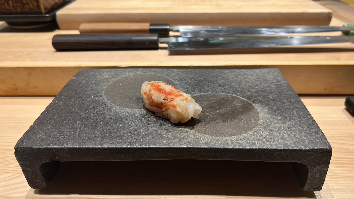 kiplus's tweet image. 昨日誕生日だったので妻が”SNSに一貫ずつ寿司を載せる男”やらせてくれました(地味に人生初)、ありがとう！！