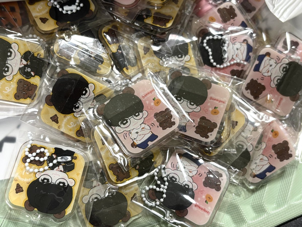 드디어 제작 완료된 키링이에요 🥹✨
에폭시 + 글리터로 마감해서 엄청 빵빵하고 반짝반짝해요!
뒷면 보호 필름을 떼면 더 선명하게 보여요 🧡