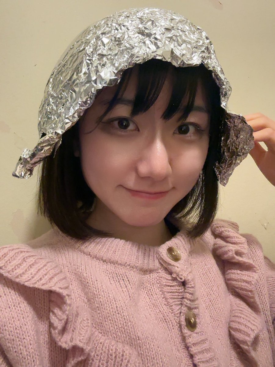アルミホイルを頭に巻く理由は？思考盗聴の噂とMIT実験の衝撃真相
