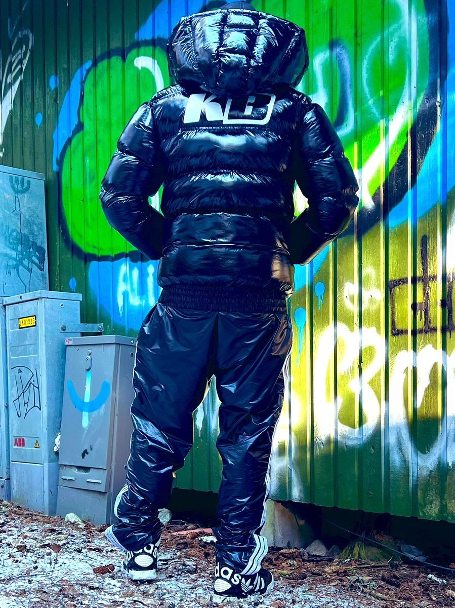 adidas_wanker's tweet photo. Waiting for anonymous meetup in shiny @karambro1 Athena puffer 😈😍💦 https://t.co/Q0f1OD8wf6