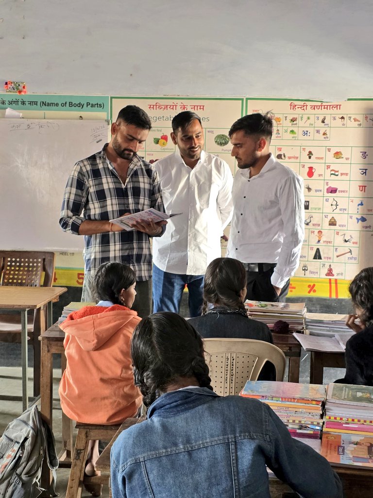 JATbera1's tweet photo. पिछले दिनों छोटे भाई @dhakajiiii के स्कूल में बच्चों की पढ़ाई का स्तर जानने गया, 
आठवीं तक की इस सरकारी स्कूल में हर क्लास के बच्चे पढ़ाई में किसी भी टॉप प्राइवेट स्कूल से कम नहीं है 🤞👍🎉 https://t.co/t17QXZuQNE
