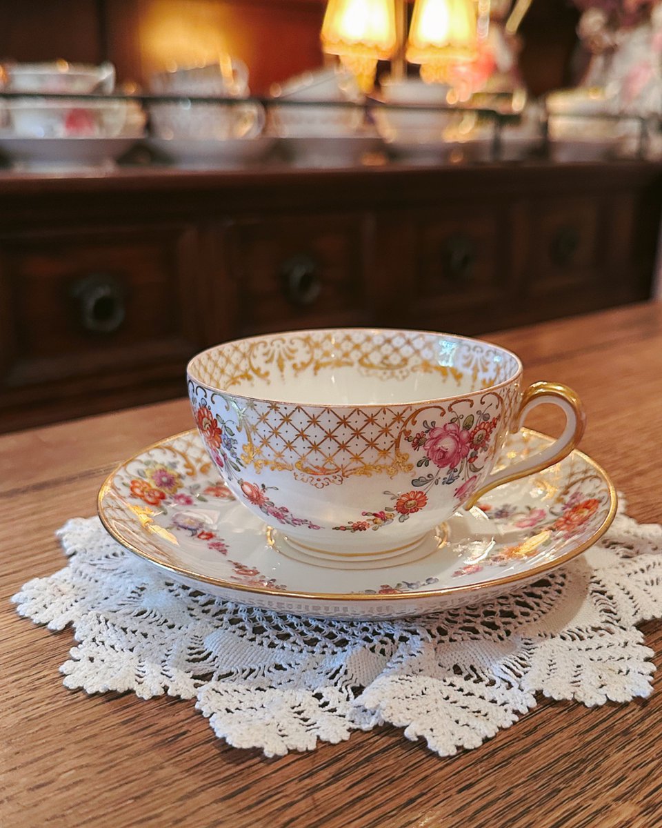 ドレスデンのアンティークカップ アンブロジウス・ラム工房絵付け 1890