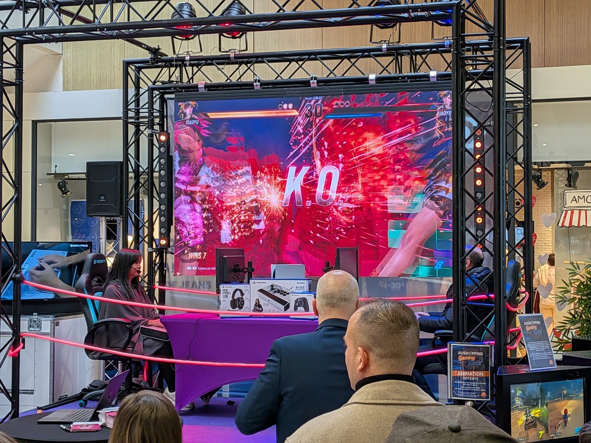 warmup86's tweet photo. Voir @Kayane enchaîner les KO sur Tekken dans mon Auchan aujourd'hui c'est rigolo (j'essaye pas je vais me faire ouvrir en 2 sinon 😅) https://t.co/JfwMu4vADT